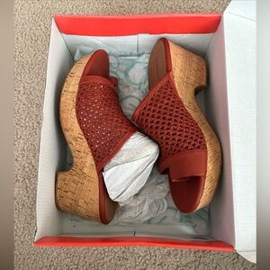 Baretraps Bethie women's sandals/flip-flops Cayenne sz 9M New W/ Box